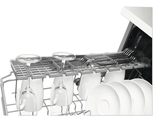 Innenansicht eines Geschirrspülers mit Gläsern, Tassen, Tellern und Besteck
