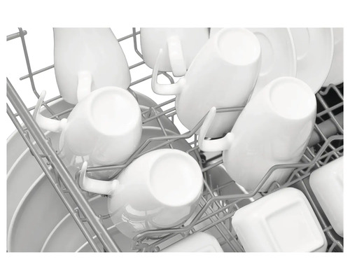 Geschirrspülmaschine beladen mit Geschirr und Tassen