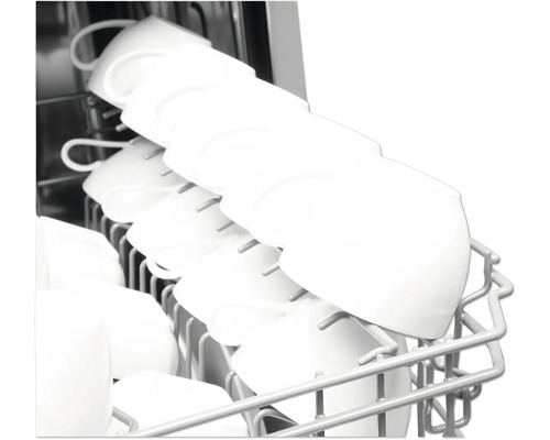 Geschirrspüler mit beladenem Oberkorb mit Tassen