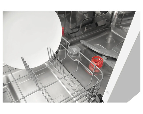 Innenraum eines Geschirrspülers mit Geschirrkorb und einem Teller