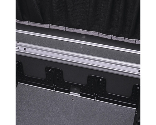 Vue intérieure d''une valise à outils avec profilés en aluminium et sac à outils