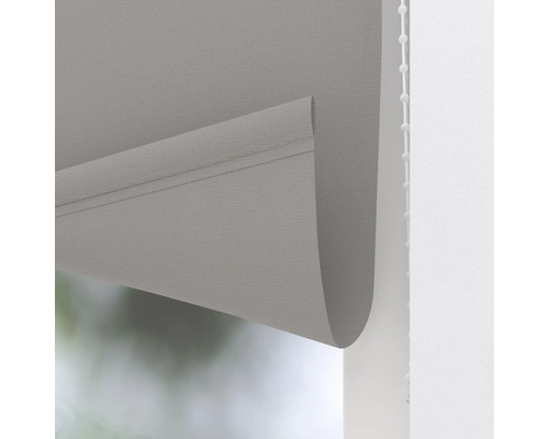 Graues Rollo mit Kettenzug zur Fensterdekoration