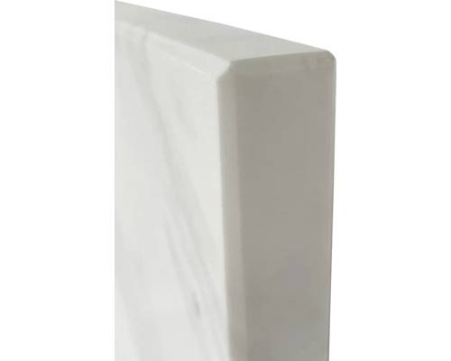 Gros plan d''un plan de toilette blanc avec veinures de marbre