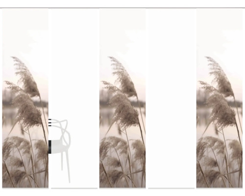 Store enrouleur décoratif avec motif de roseaux et chaise blanche