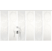 Flächenvorhang mit Ringmuster und Stuhl