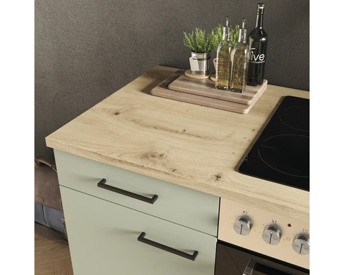 Vue de la cuisine avec plan de travail aspect bois, meubles bas et plaque de cuisson