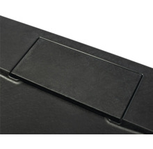 Gros plan d''un boîtier de connexion de table rectangulaire encastré.