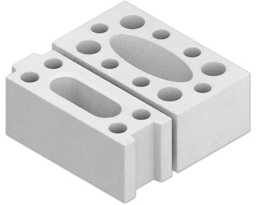 Zwei porosierte Ziegelsteine mit Löchern