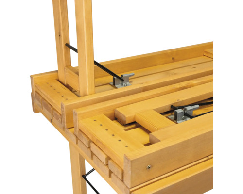 Detailansicht eines Gartentisches aus Holz mit Klappmechanismus.