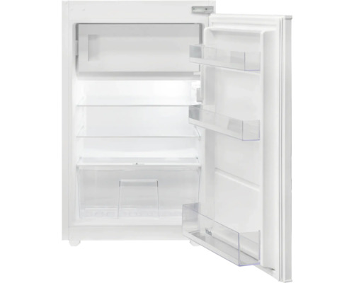 Geöffneter, weißer Kühlschrank mit Regalen und Fächern