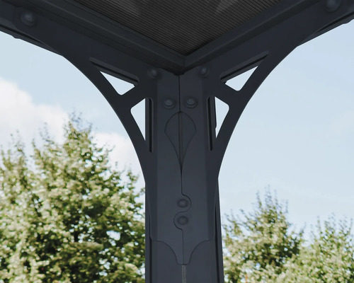 Detailansicht einer Pavillonkonstruktion aus Metall vor Bäumen und Himmel