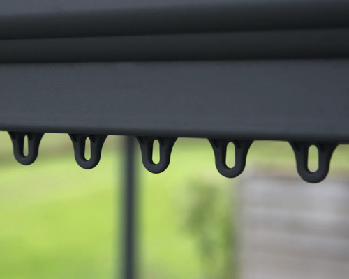 Detailaufnahme einer Gardinenstange mit Aufhängeringen