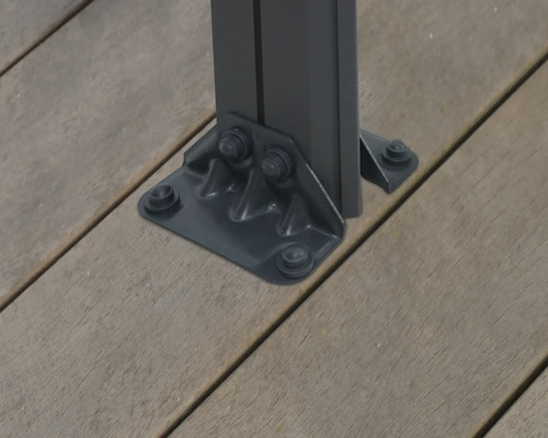 Detailansicht eines Pavillonpfostens mit Fußbefestigung auf einem Holzdeck