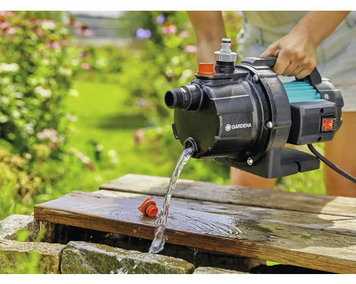 Gardena Hauswasserwerk Gartenpumpe im Einsatz mit Wasserfluss