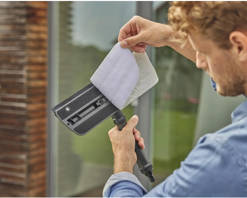 Un homme fixe un tampon de raclette à la raclette