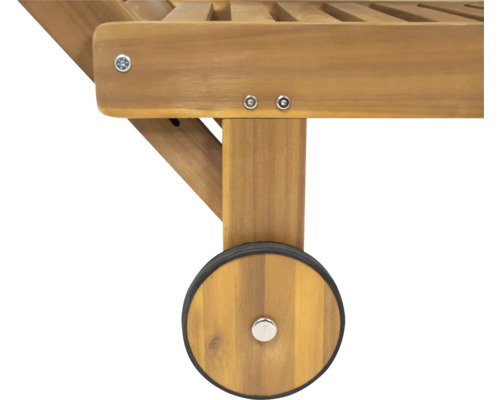 Vue détaillée d''une chaise longue en bois avec roues