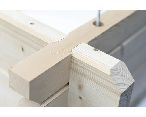 Vue détaillée d''une structure en bois avec assemblages d''angle.