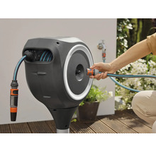 Gardena Schlauchbox mit Gartenschlauch und Anschluss an einen Wasserhahn im Aussenbereich