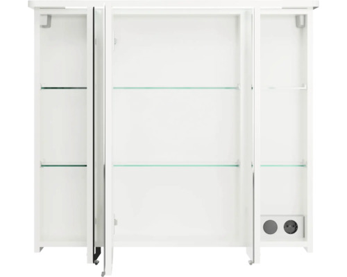 Geöffneter weisser Spiegelschrank mit Glasablagen und Steckdosen
