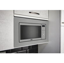 Eingebaute Mikrowelle in einer Küchenzeile mit Bedienelementen und Beko Logo