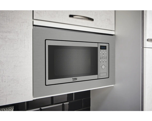 Eingebaute Mikrowelle in einer Küchenzeile mit Bedienelementen und Beko Logo