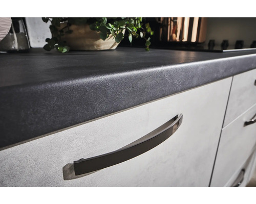 Küchenarbeitsplatte und Küchenschrankfronten mit Griffen