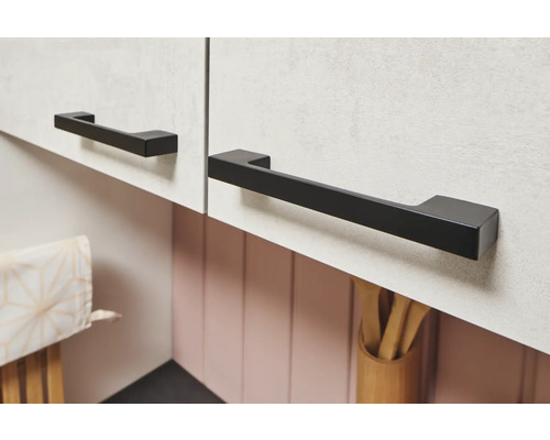 Poignées de meubles noires sur des armoires claires