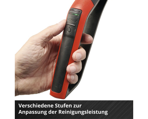 Detailaufnahme eines Staubsaugergriffs mit Boost- und Ein-/Ausschalter in der Hand