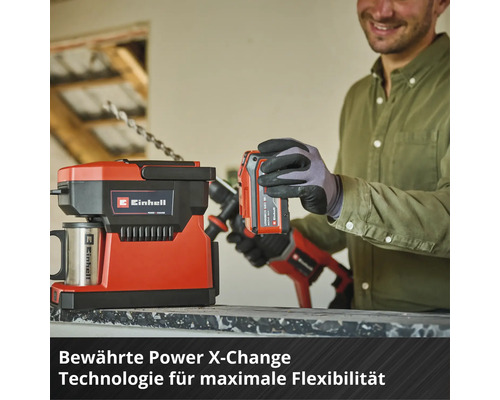 Einhell Akku-Kaffeemaschine mit Power X-Change Akku und Bohrmaschine im Hintergrund