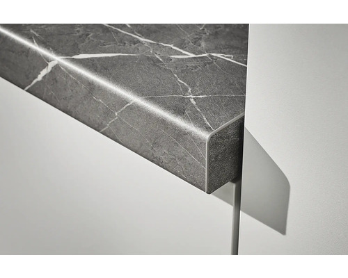 Detailaufnahme einer Arbeitsplatte mit Marmoroptik und abgerundeten Kanten