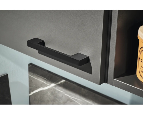 Schranktür mit schwarzem Griff
