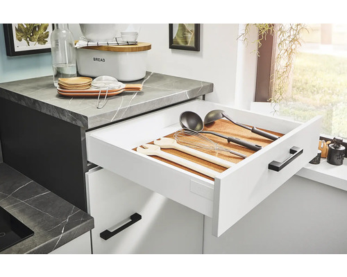 Küchenszene mit offenem Schubladeneinsatz für Küchenutensilien