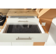 Geöffnete Küchenschubladen mit Einsätzen für Utensilien