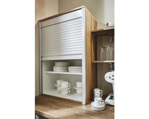 Meuble de cuisine avec porte à enroulement et vaisselle