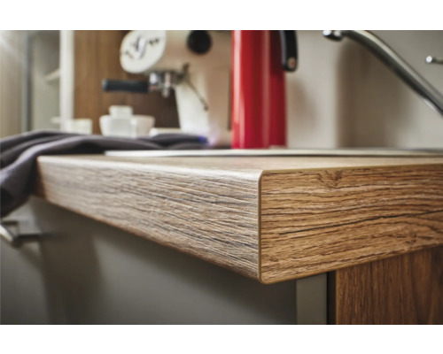 Plan de travail de cuisine aspect bois avec bord arrondi