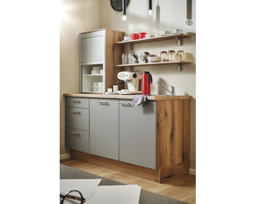 Cuisine linéaire avec évier, étagères et armoire à volet roulant