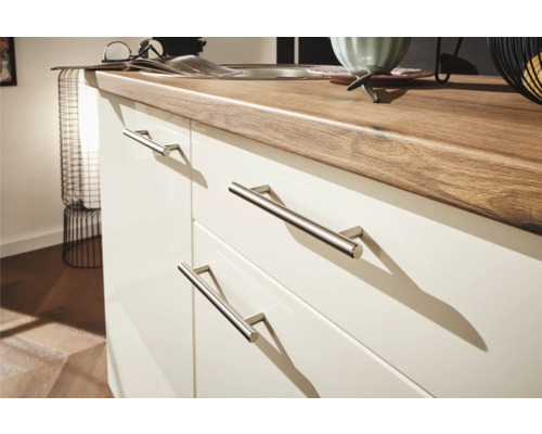 Vue détaillée d''un meuble de cuisine avec plan de travail et tiroirs à poignées