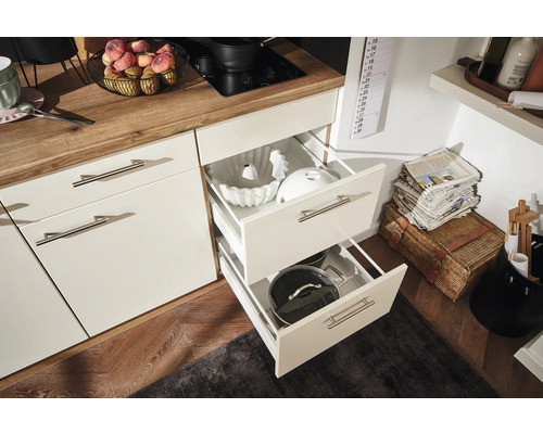 Scène de cuisine avec des tiroirs pour ranger les ustensiles de cuisine