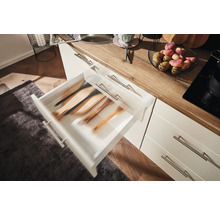 Scène de cuisine avec tiroir et cuillères en bois
