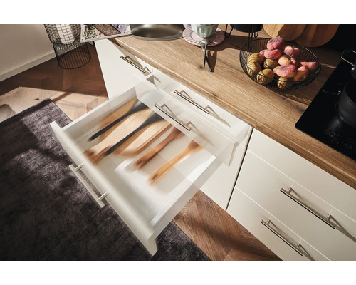 Scène de cuisine avec tiroir et cuillères en bois