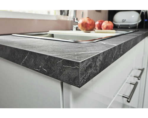 Plan de travail de cuisine avec aspect pierre foncée et évier