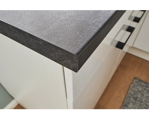 Plan de travail de cuisine avec décor en pierre sur un meuble de cuisine