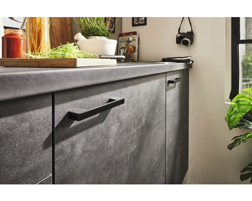 Scène de cuisine avec plan de travail, portes d''armoires et poignées noires