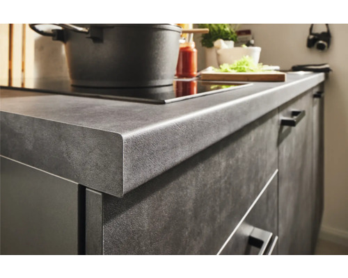 Plan de travail de cuisine avec ustensiles de cuisine