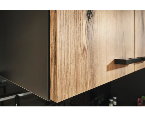 Gros plan sur des armoires de cuisine avec structure en bois et poignées