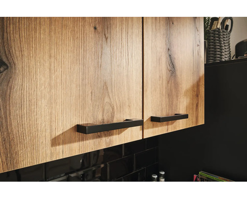 Armoires hautes de cuisine avec décor en bois et poignées noires