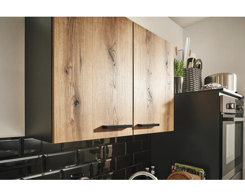 Armoires hautes de cuisine avec décor en bois et poignées noires dans une cuisine