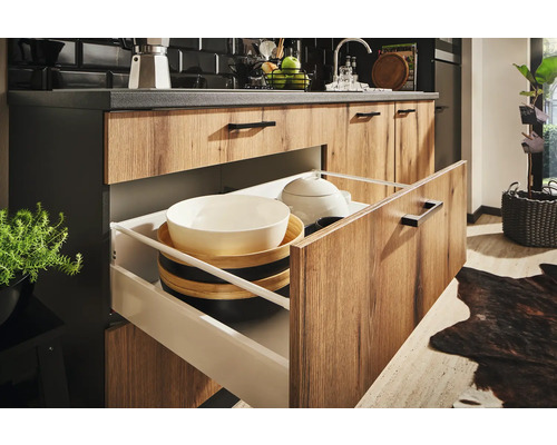 Meuble bas de cuisine avec tiroir coulissant et vaisselle