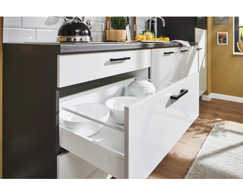 Scène de cuisine avec élément de tiroir ouvert contenant de la vaisselle