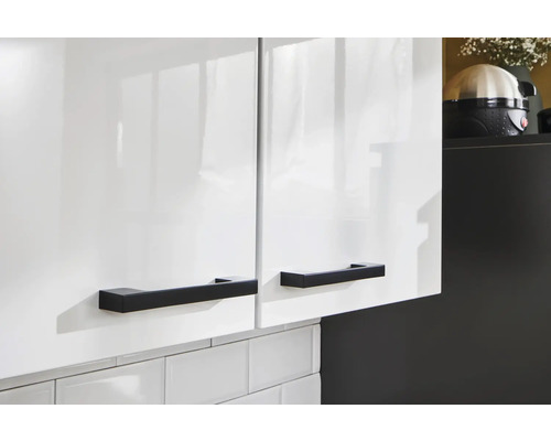 Armoires de cuisine brillantes avec poignées